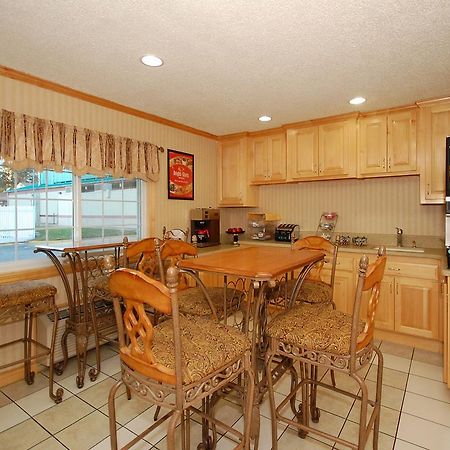 Rodeway Inn West Dodge オマハ レストラン 写真