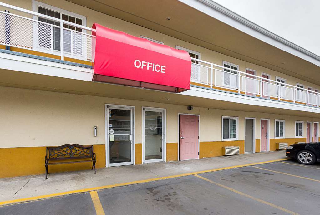 Rodeway Inn West Dodge オマハ エクステリア 写真
