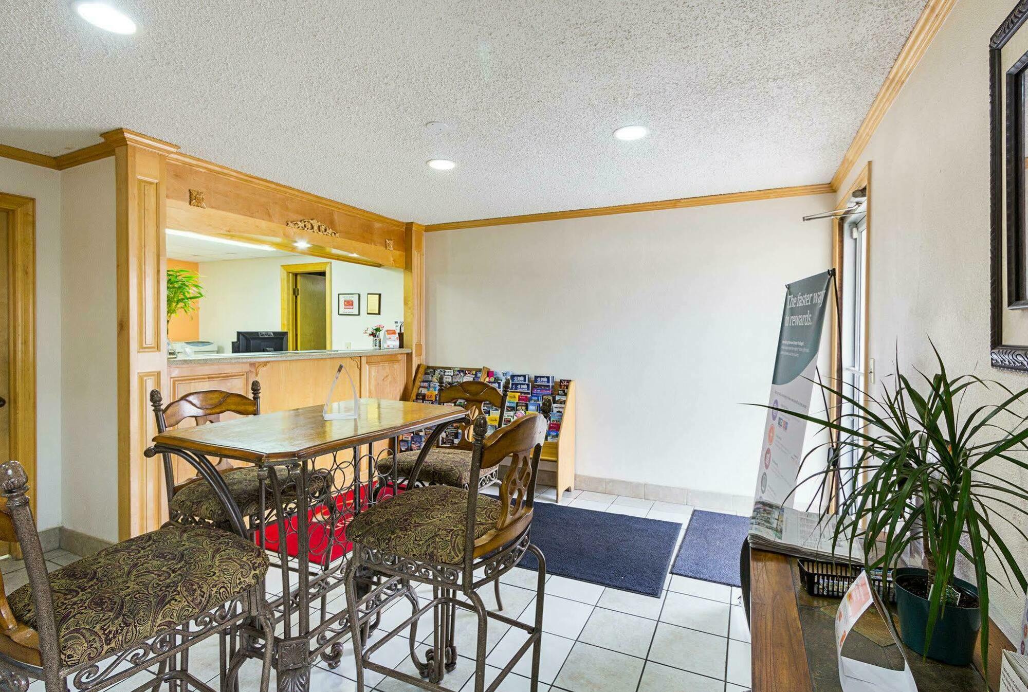 Rodeway Inn West Dodge オマハ エクステリア 写真