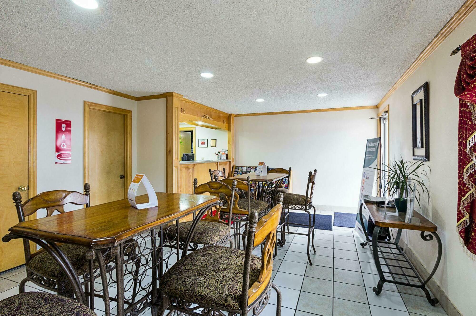 Rodeway Inn West Dodge オマハ エクステリア 写真