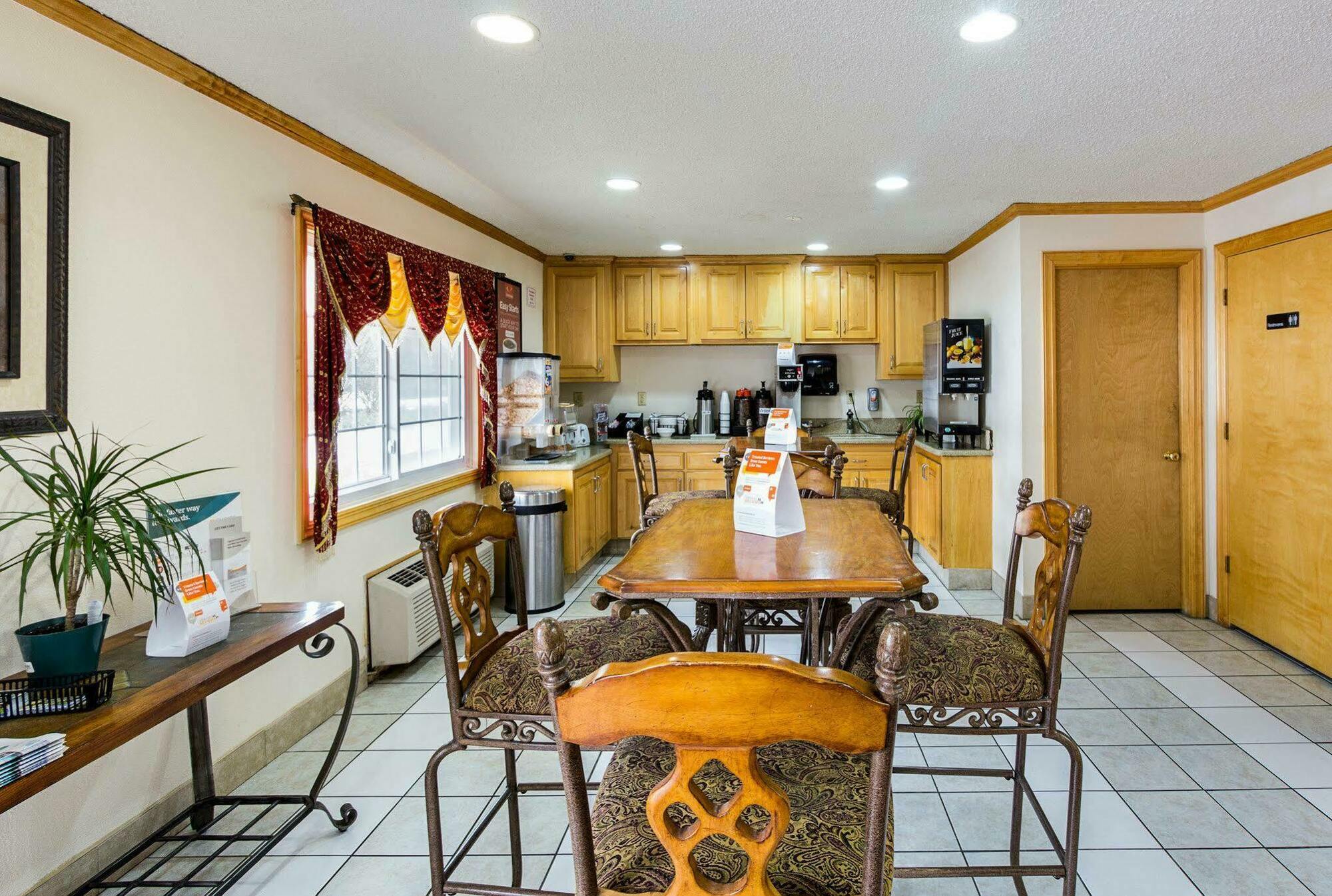 Rodeway Inn West Dodge オマハ エクステリア 写真