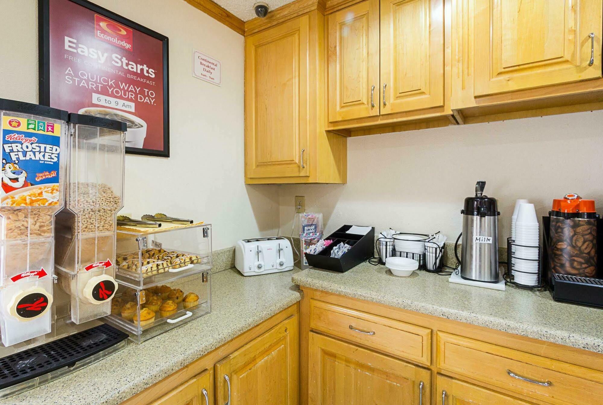 Rodeway Inn West Dodge オマハ エクステリア 写真