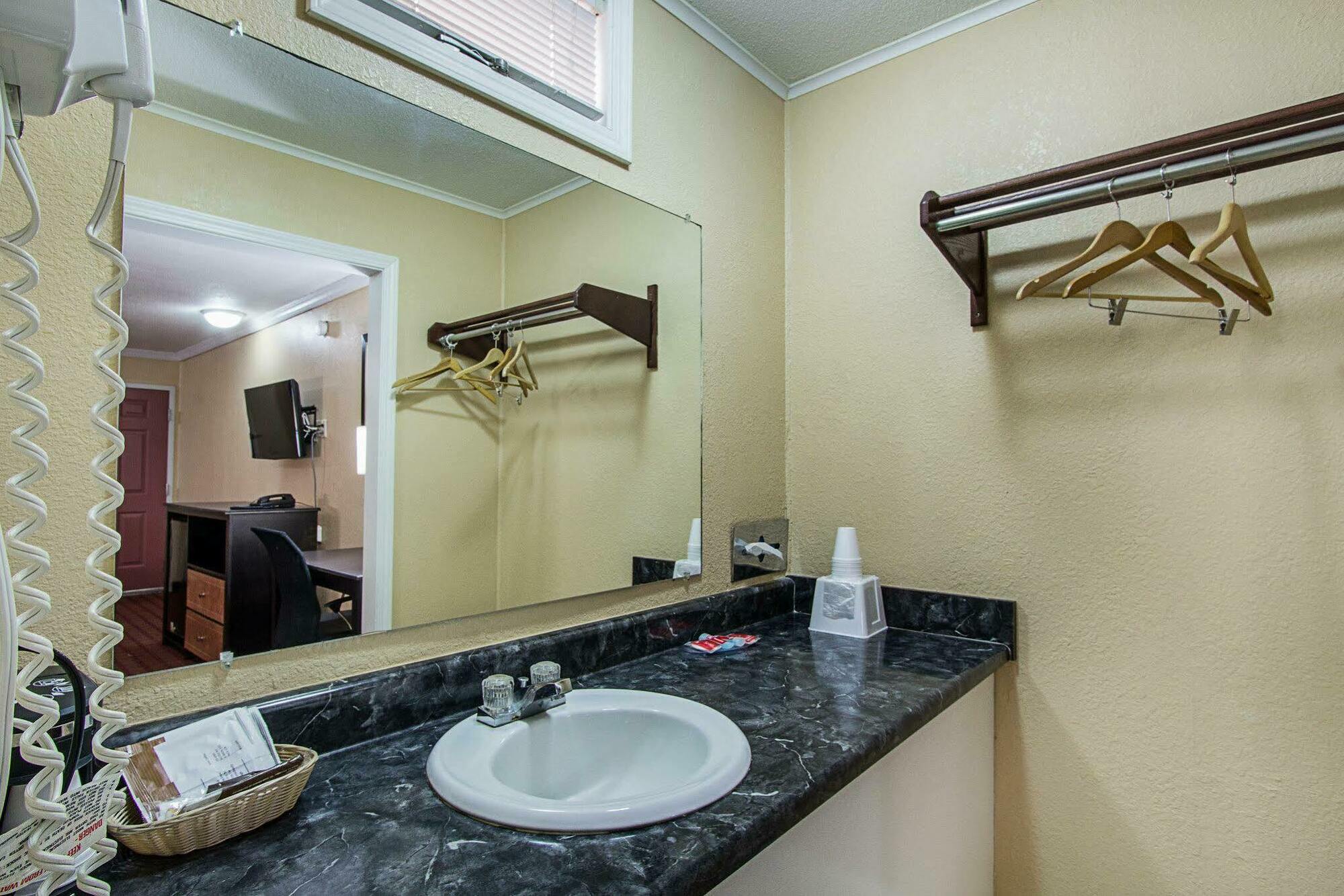 Rodeway Inn West Dodge オマハ エクステリア 写真